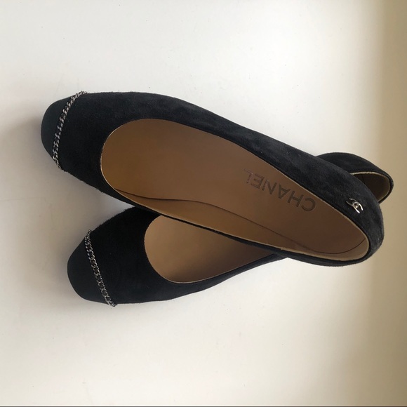 CHANEL Black Suede Grosgrain Captoe Pump with Silver Chain Detail - Picture 5 of 14